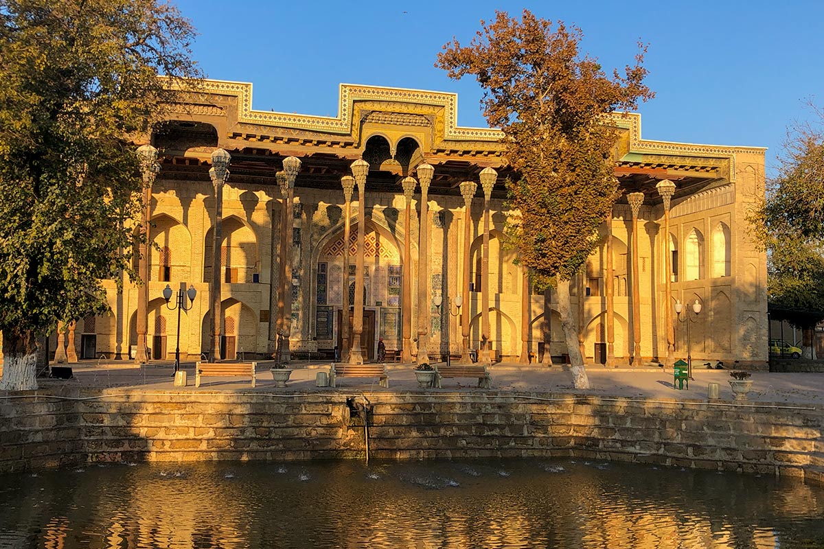C’est en 1971 que, devant l’entrée d’honneur, sont rajoutées des colonnes de bois d’orme.
