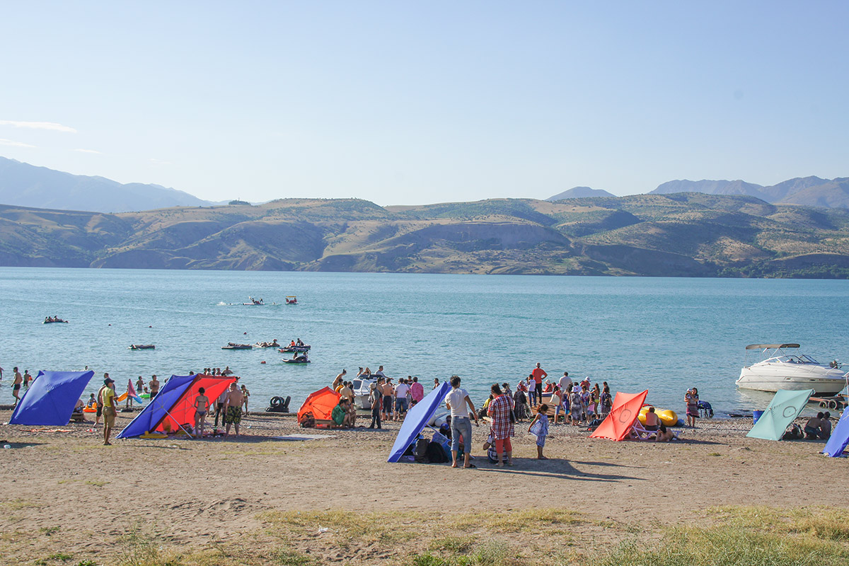 baignade dans le lac Charvak.