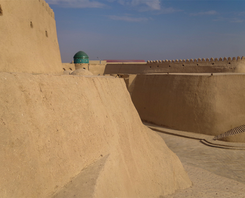 Ses fondations datent du Ve siècle, toutefois la construction de Kunya Ark débute de 1686 jusqu'en 1688 sous Arang Khan.