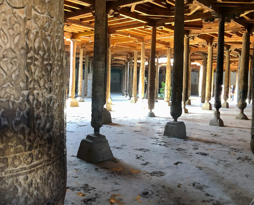 La plénitude monastique qui imprègne la mosquée Juma est apaisante dans la pénombre qui tranche avec la lumière éblouissante du désert.