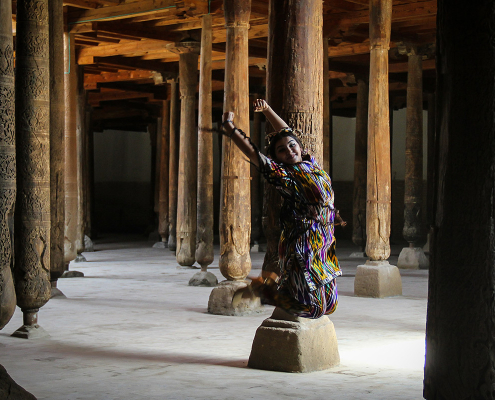 Le plafond charpenté est soutenu par deux-cent-dix-huit colonnes de bois réparties sur treize rangées, chacune espacées de 3,15 m.