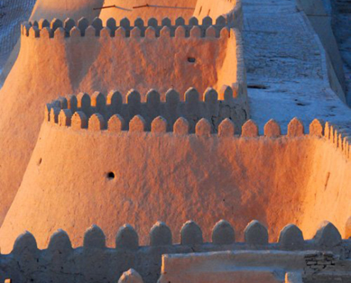 Les fortifications crénelées, de 2,2 km, datent pour une part du Vème siècle, mais la majeure partie est construite au XVIIe.