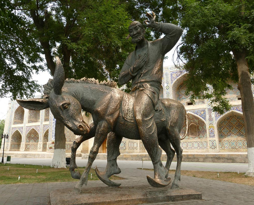 une statue est érigée en l'honneur de Khodja Nasreddin.