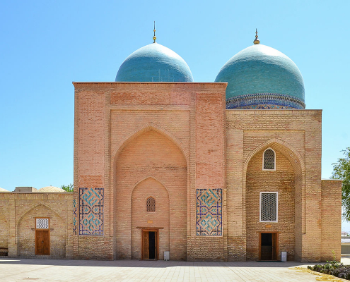 Son immense coupole turquoise, visible de loin, repose sur une structure imposante et l’intérieur est orné de calligraphies arabes et de motifs floraux d’une grande finesse.