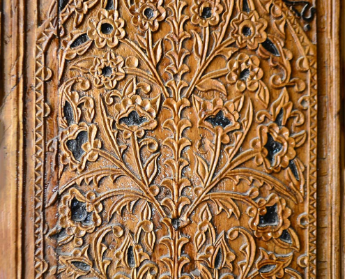 La crypte protège un cénotaphe en marbre censé accueillir la tombe de Timur. Les inscriptions et motifs géométriques sont caractéristiques de l’architecture timouride.