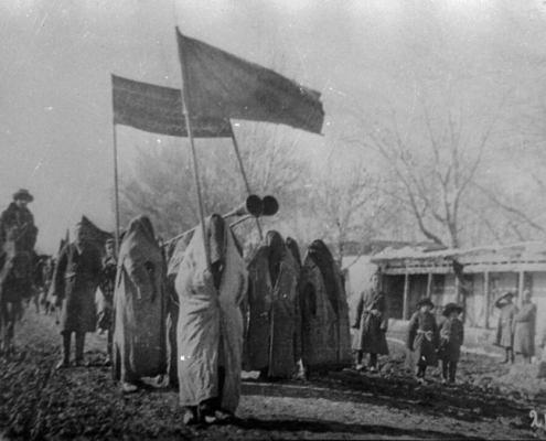 8 mai 1927, éradication du parandja, robe traditionnelle qui couvre tout le corps et le visage