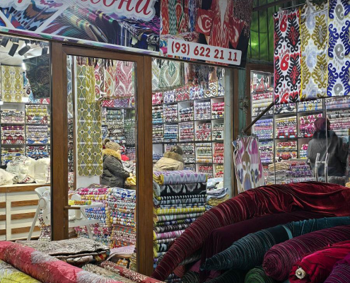D’autres parties du marché sont réservées à la soie ouzbèke : l'atlas, l’adras, le shoyi et le bakhmal