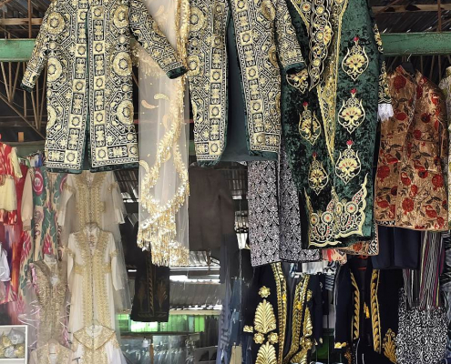 C’est le plus grand marché pour les vêtements traditionnels et modernes.