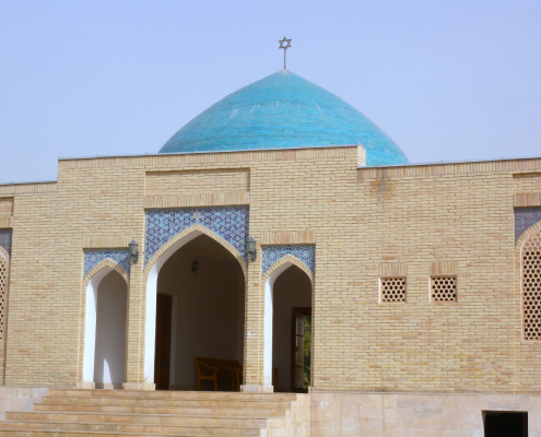 - Le cimetière juif a une particularité : certains tombeaux sont recouverts d’un dôme bleu.