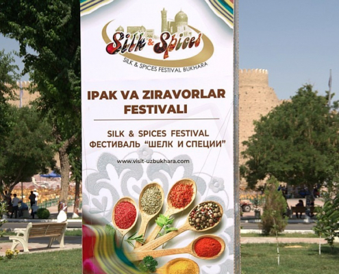 Festival bisannuel où plus de 50 pays sont représentés pour exposer épices et textiles soyeux pendant 3 jours