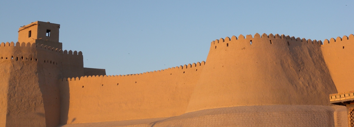 Les fortifications crénelées, de 2,2 km, datent pour une part du Vème siècle.