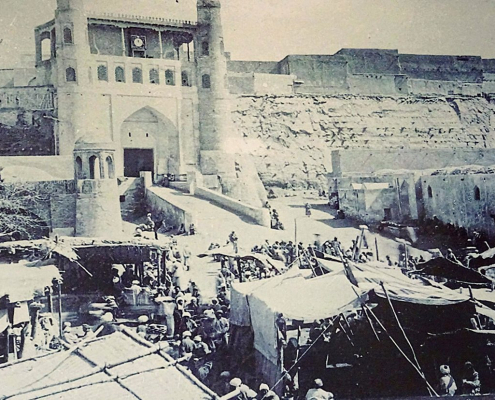 À l'entrée se trouve le bazar en forme de dôme. La place elle-même sert de grand marché.