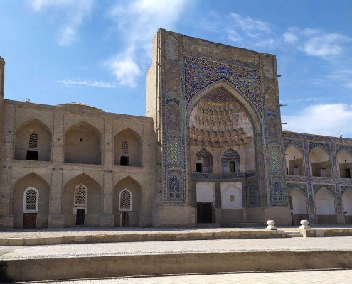 le khan est détrôné alors que la décoration de la madrasa n'est pas terminée.