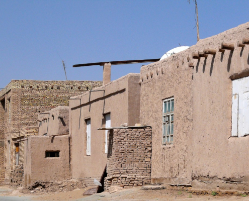 La construction en pisé des bâtiments privés est toujours pratiquée selon les traditions architecturales anciennes.