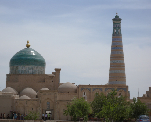 Pakhlavan Mahmoud souhaite être enterré dans son atelier, qui, après sa mort, est transformé en mausolée.