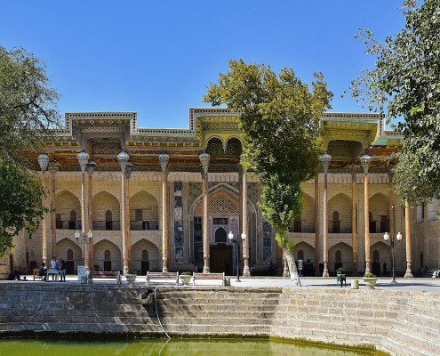 signifie « près du bassin », est construite en 1712, en face de la citadelle d'Ark et de la place du Registan.