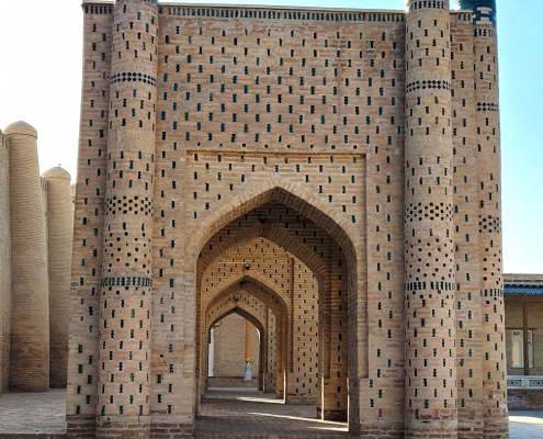 De par sa beauté, son charme et sa splendeur, le palais représente le passé de Khiva de la fin du XIX et du début du XX siècles.