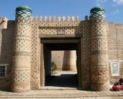 Le palais est situé à l’extérieur des remparts.