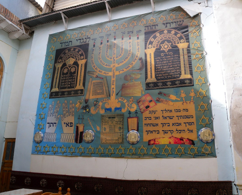 La communauté développe ses propres traditions religieuses au cours de ses 20 à 25 siècles d'existence.