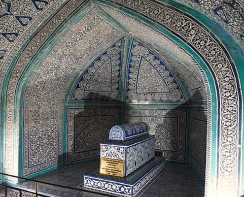 La tombe de Pakhlavan Mahmoud se trouve dans la pièce située à gauche de la grande salle.