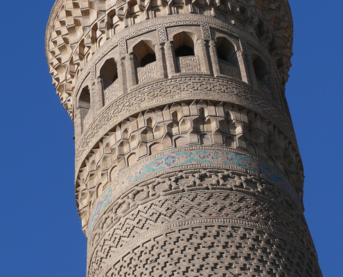 Le minaret est l'un des bâtiments les plus hauts de Boukhara, avec ses 46,5 m