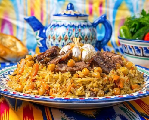 Plov, plat national à base de riz, carottes, pois chiche, raisins secs, ail, épices et viande de bœuf ou de mouton et d'agneau
