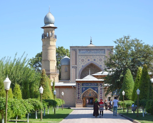 La porte, ornée de mosaïques colorées et de motifs géométriques, reflète l'art islamique du XIVe siècle